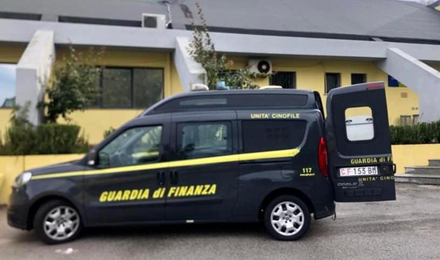 Controlli antidroga della guardia di finanza all’Ipia in via Emilia