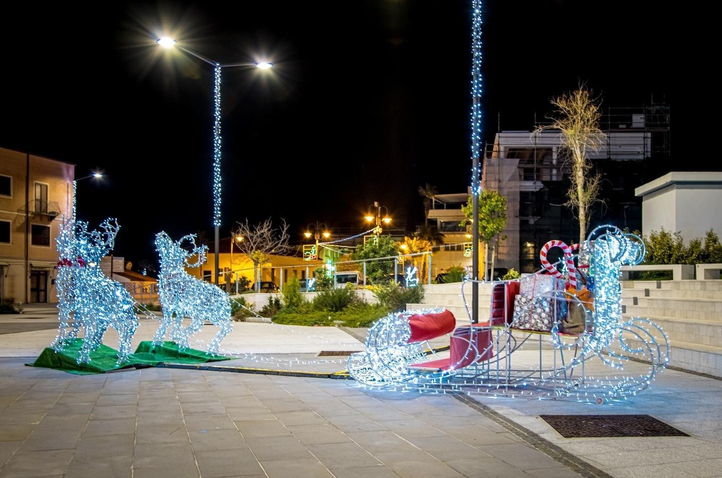 Luci a Golfo Aranci il villaggio di Natale sfida la pandemia 