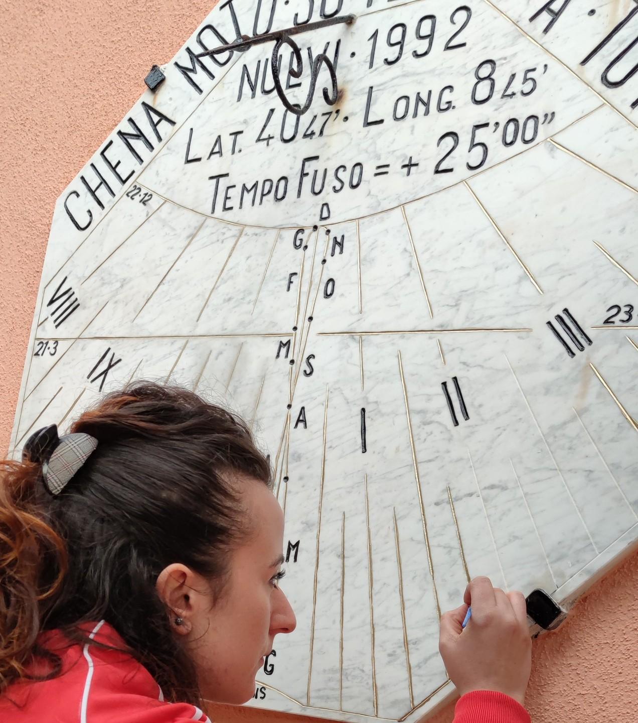 A Nulvi l’orologio solare è ritornato a splendere 