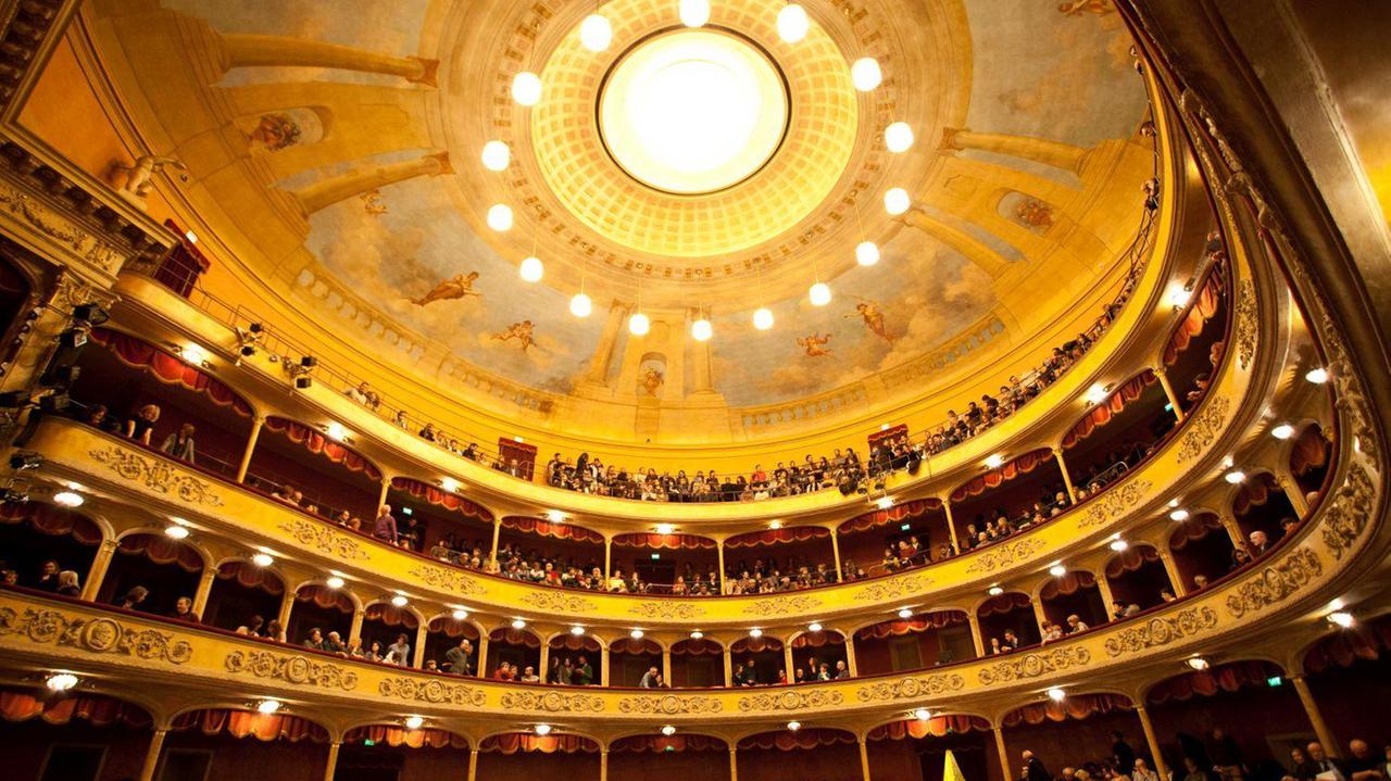 Modena. Blitz no vax al teatro Storchi prima dello spettacolo su Levi. Gli spettatori si ribellano