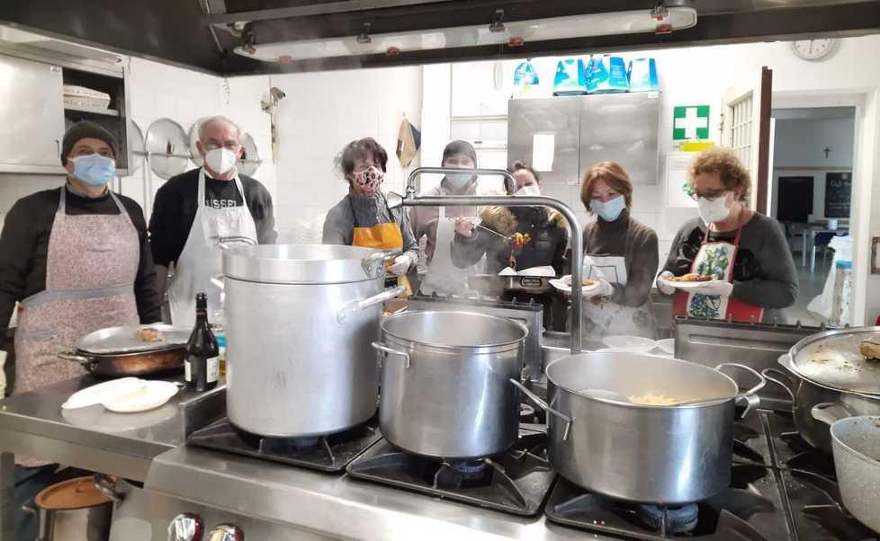 Ferrara, scarseggiano i viveri alle mense dei poveri. Viale K e Caritas cercano anche volontari 