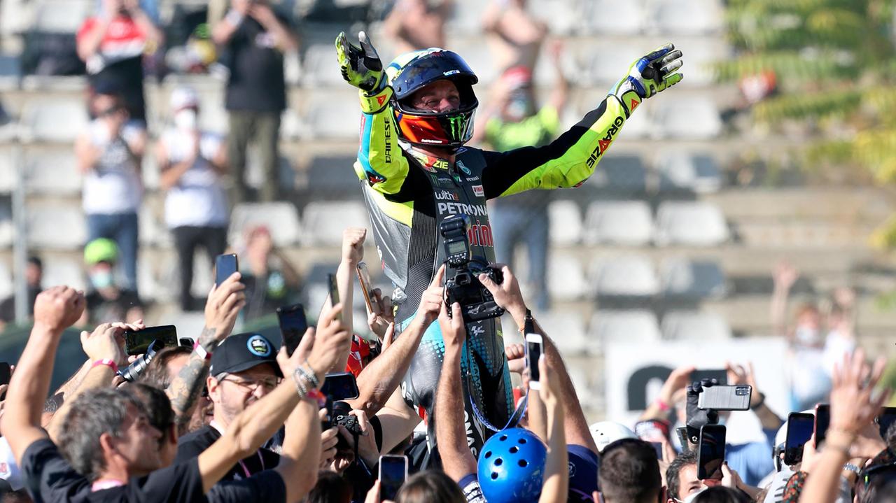 Valentino Rossi festeggiato a fine gara