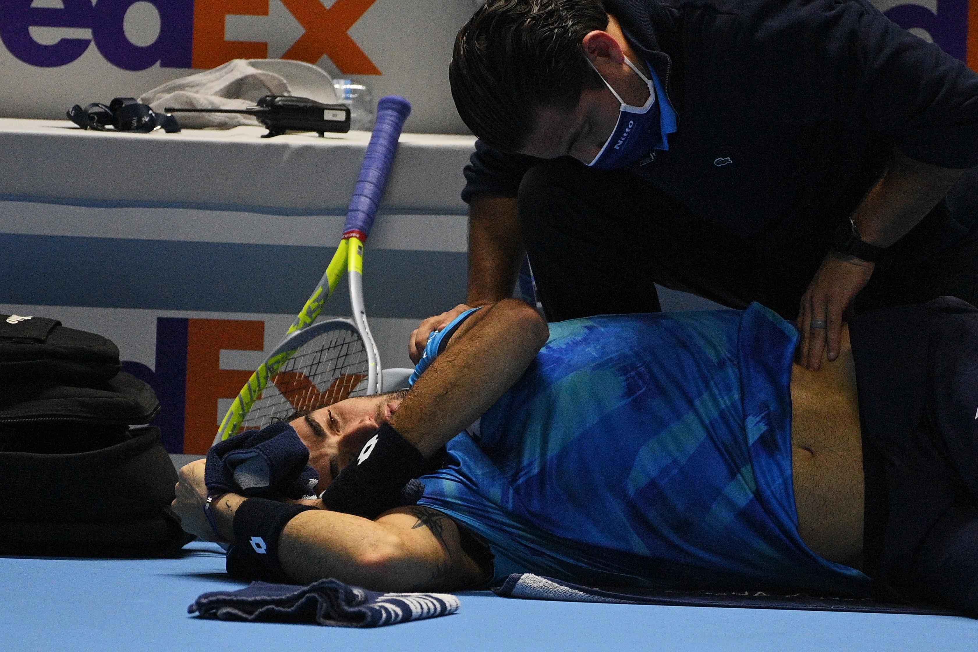 Il dolore di Matteo Berrettini a terra dopo la fitta addominale che l’ha costretto al ritiro