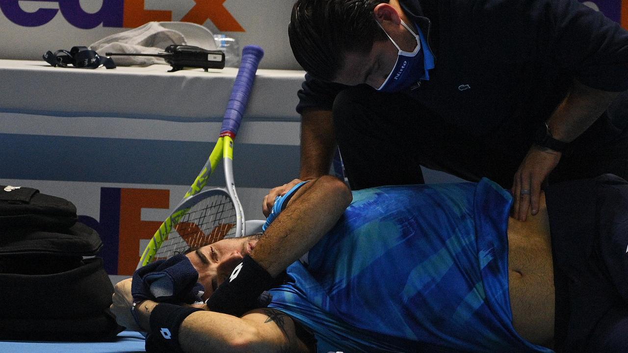 Il dolore di Matteo Berrettini a terra dopo la fitta addominale che l’ha costretto al ritiro