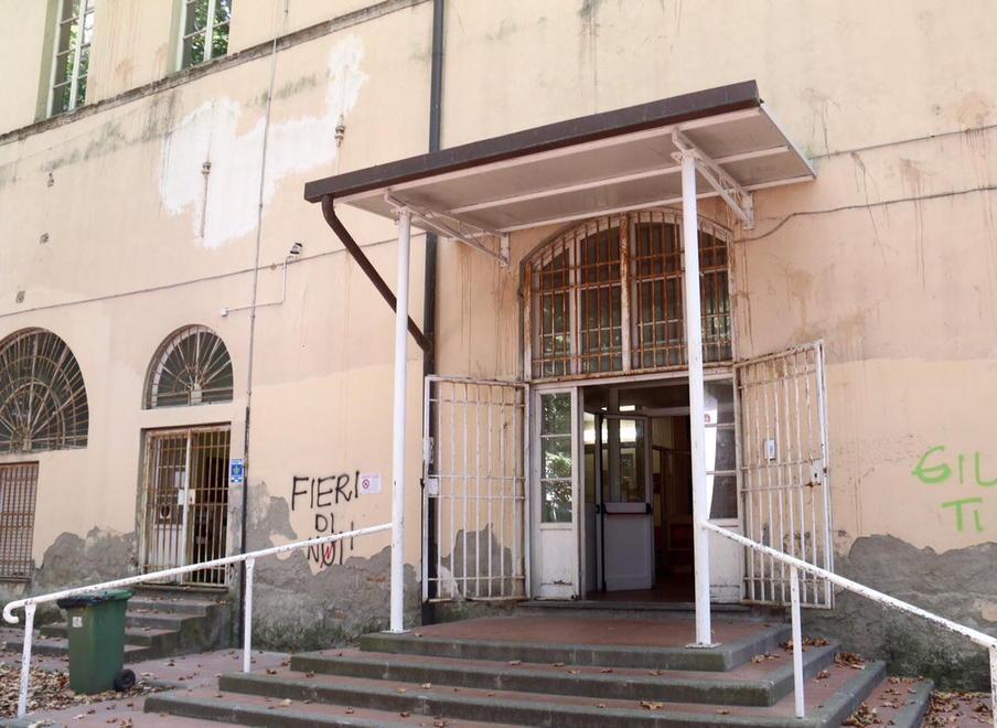 L’ingresso del liceo Cecioni in via Galilei