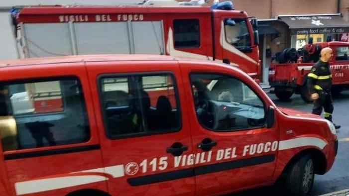 I mezzi dei vigili del fuoco lungo via Nazario Sauro