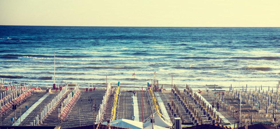 La veduta degli stabiimenti balneari della Versilia dall’alto