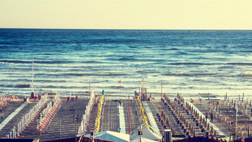 La veduta degli stabiimenti balneari della Versilia dall’alto