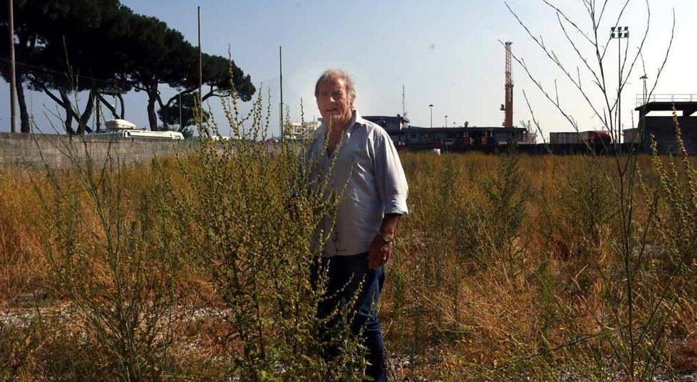 o Ademaro Vanelli in mezzo all’erba alta del campo
