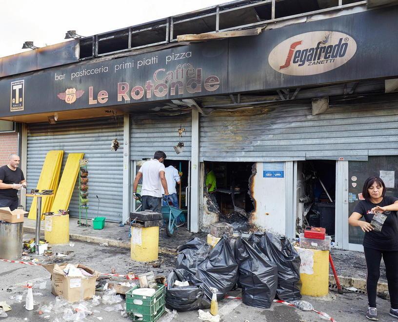 Il bar distrutto dalle fiamme (foto d’archivio)