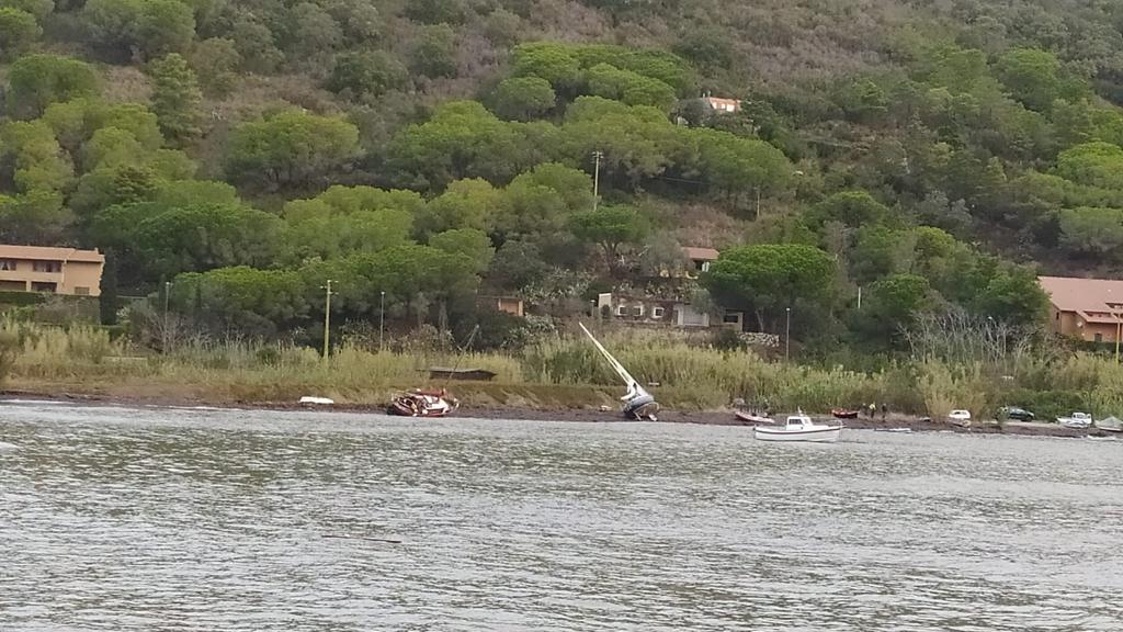 Elba, barche affondate nel golfo di Mola: danni e disagi per il maltempo