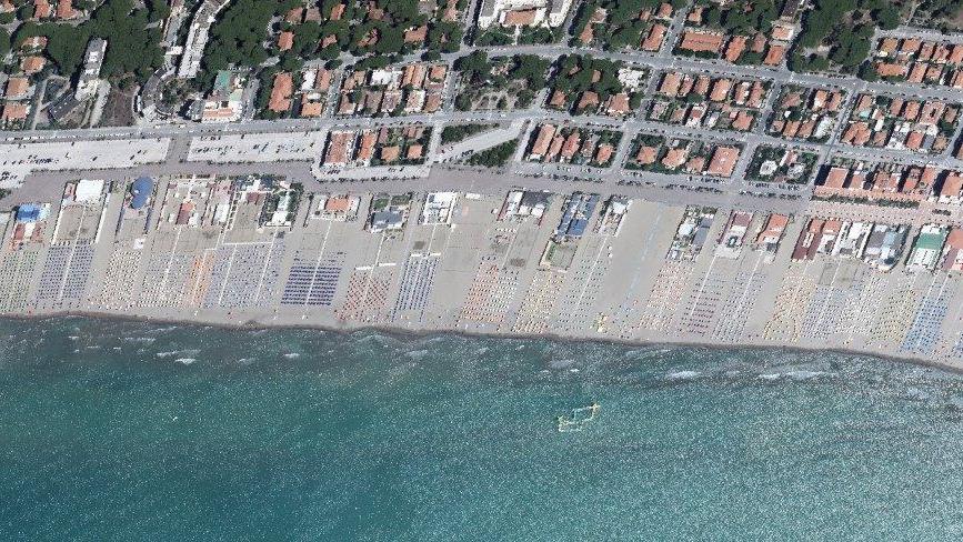 gli ombrelloni davanti all’abitato di Marina nel 2019