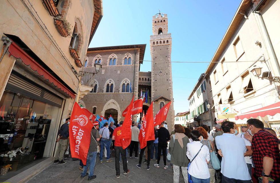 La manifestazione davanti al Palazzo comunale dei lavoratori Rimateria dopo il fallimento dell’azienda