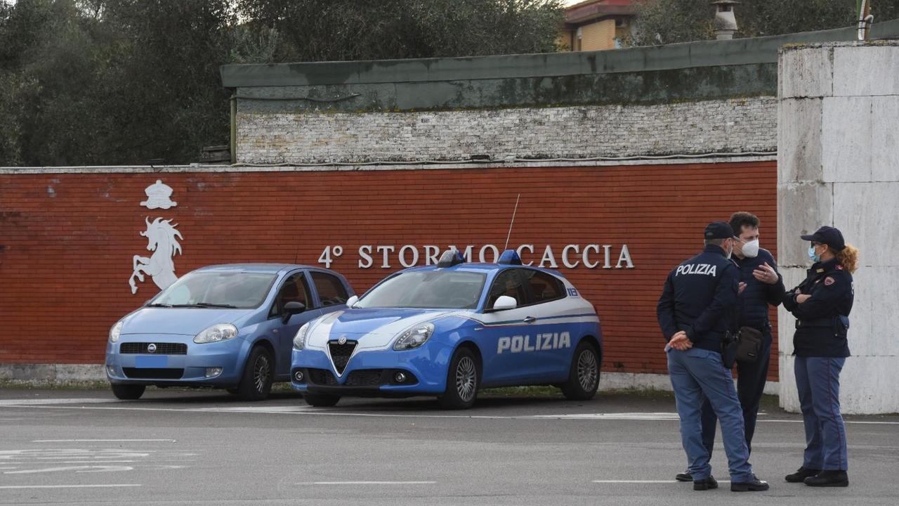 La polizia davanti all'aeroporto Baccarini (foto Bf)