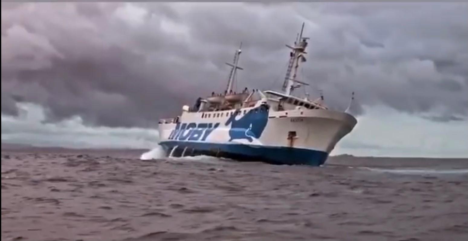 Il traghetto Bastia della Moby in balia delle onde dopo l'avaria