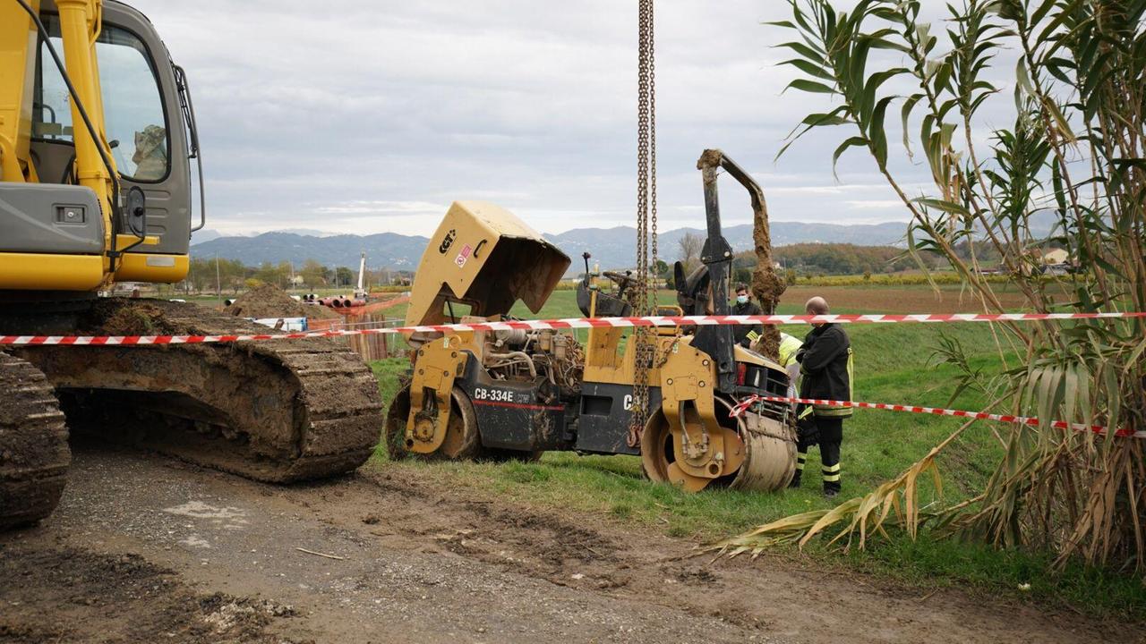 Lo schiacciasassi che si è ribaltato (foto Agenzia Sestini)