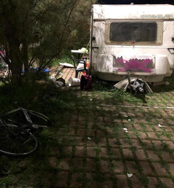 Accampamenti abusivi nel parcheggio della piscina: allarme decoro in Darsena a Viareggio  