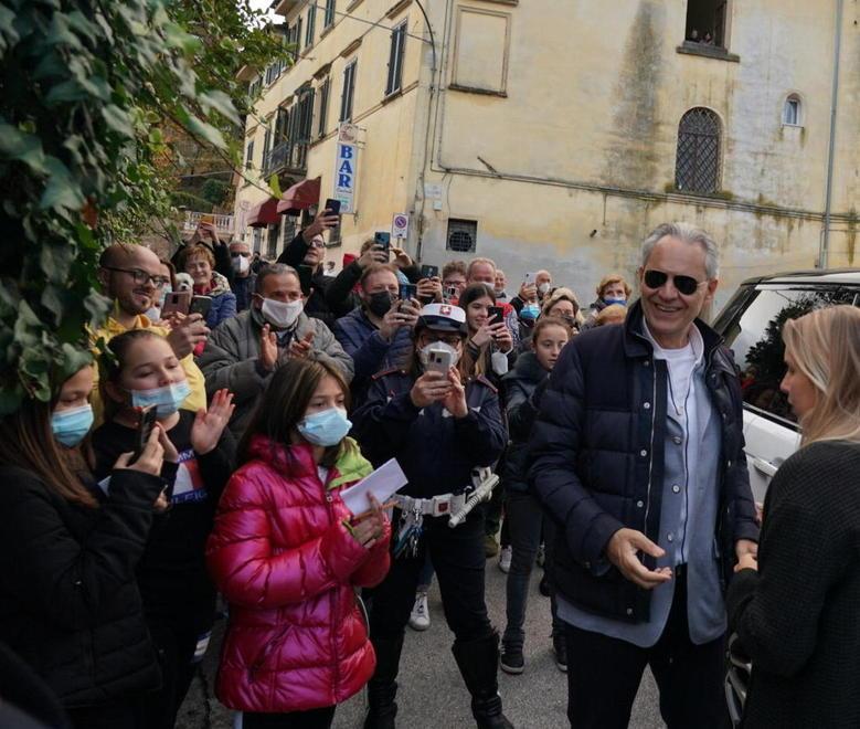 Il compleanno del Ppg diventa una festa di paese, caccia a selfie e autografi - Foto