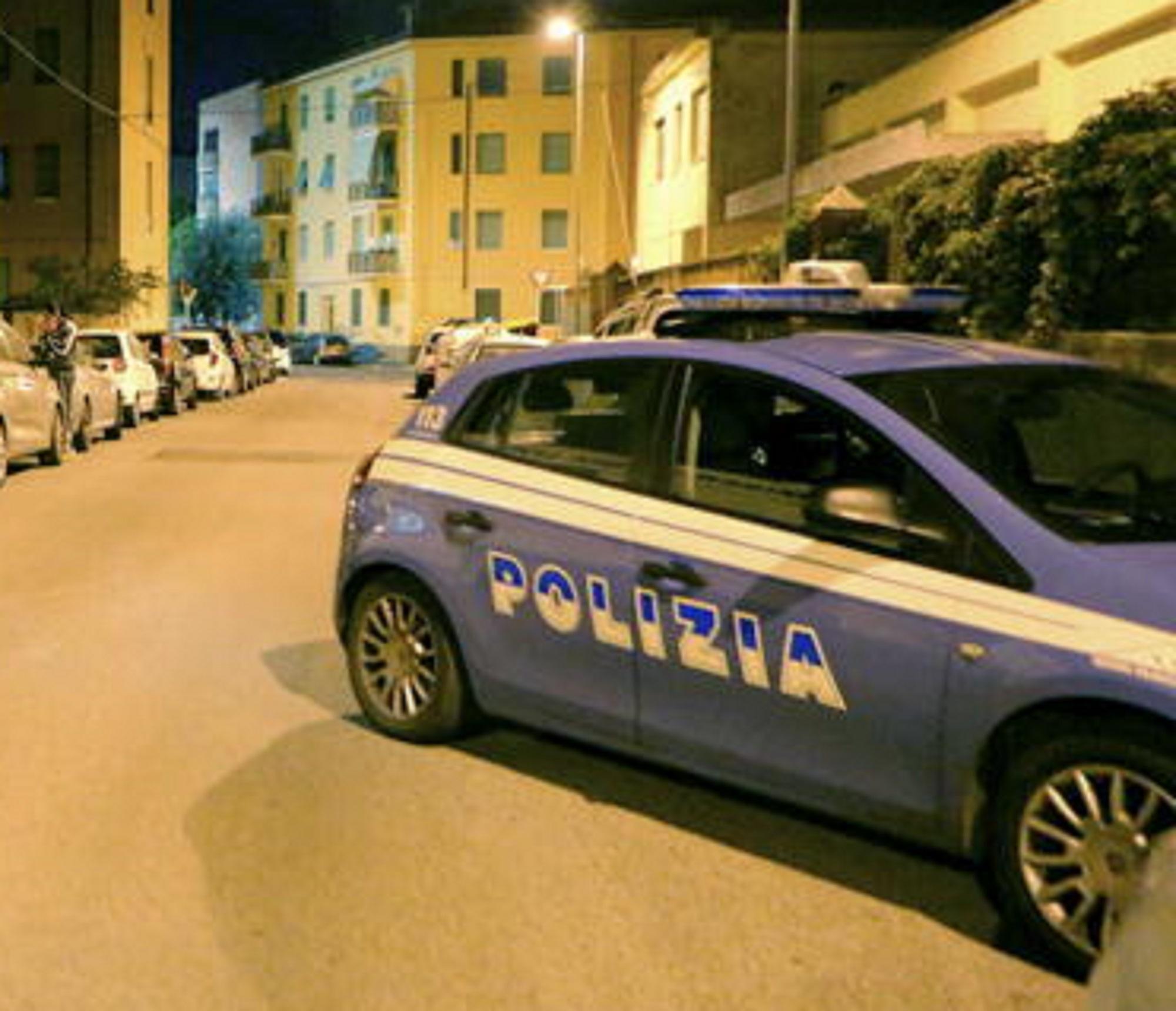 Una volante della polizia di Stato nel quartiere di Shangai (foto Marzi/Archivio Tirreno)