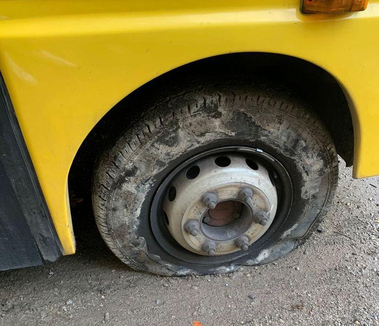 Portoferraio, squarciate le gomme a tutti gli scuolabus 