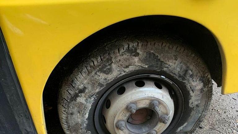 Portoferraio, squarciate le gomme a tutti gli scuolabus