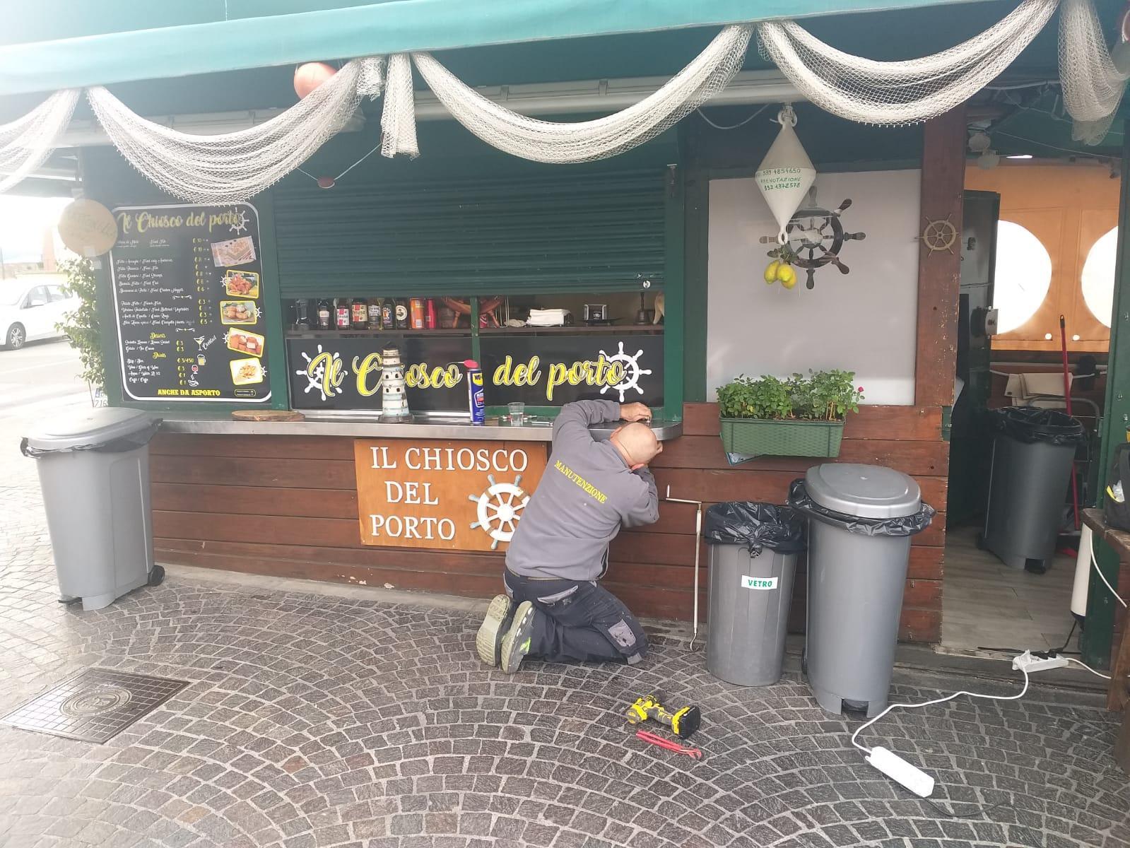 Le riparazioni al chiosco dopo i danni