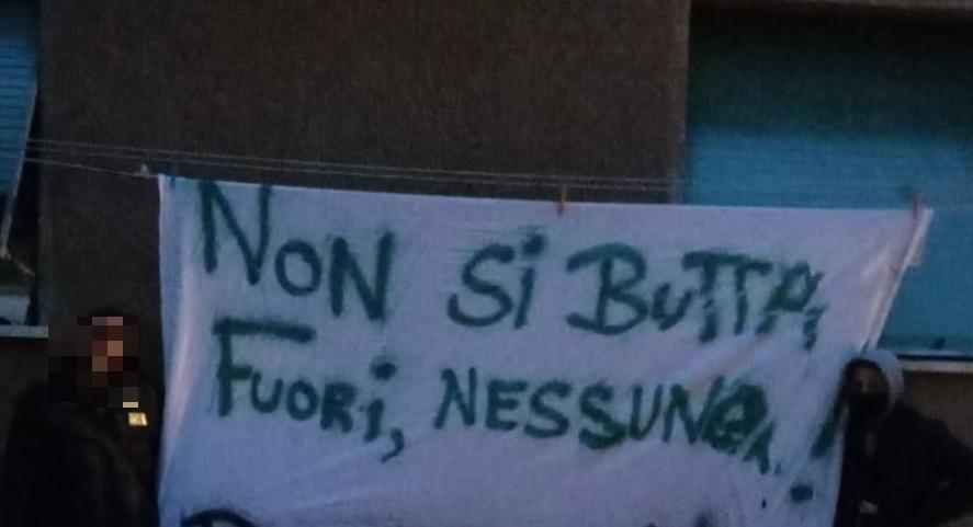 Lo striscione esposto dopo lo sgombero