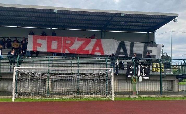 Cori, striscioni e una maglia in ospedale: «Così il Viareggio calcio fa il tifo per Alessandro» 