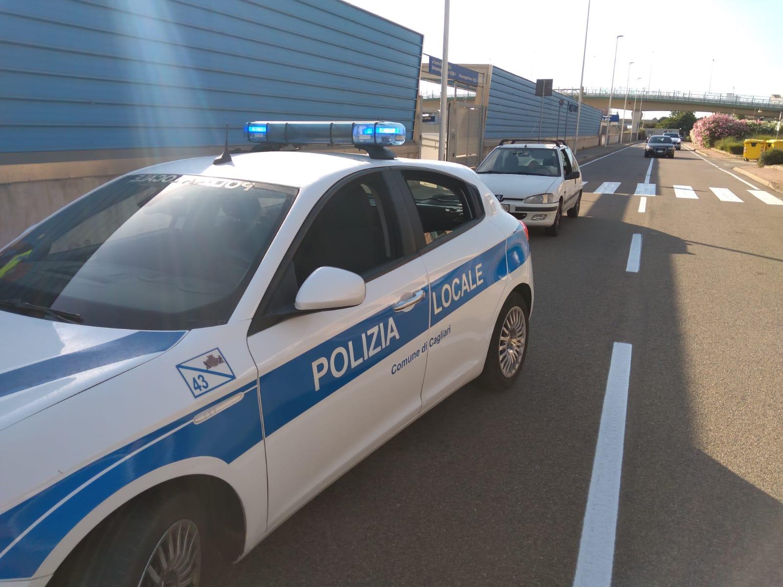 Una pattuglia della polizia locale (foto Mario Rosas)