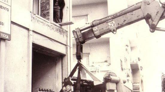 L'installazione della rotativa Goss nella sede di via Porcellana nel 1981