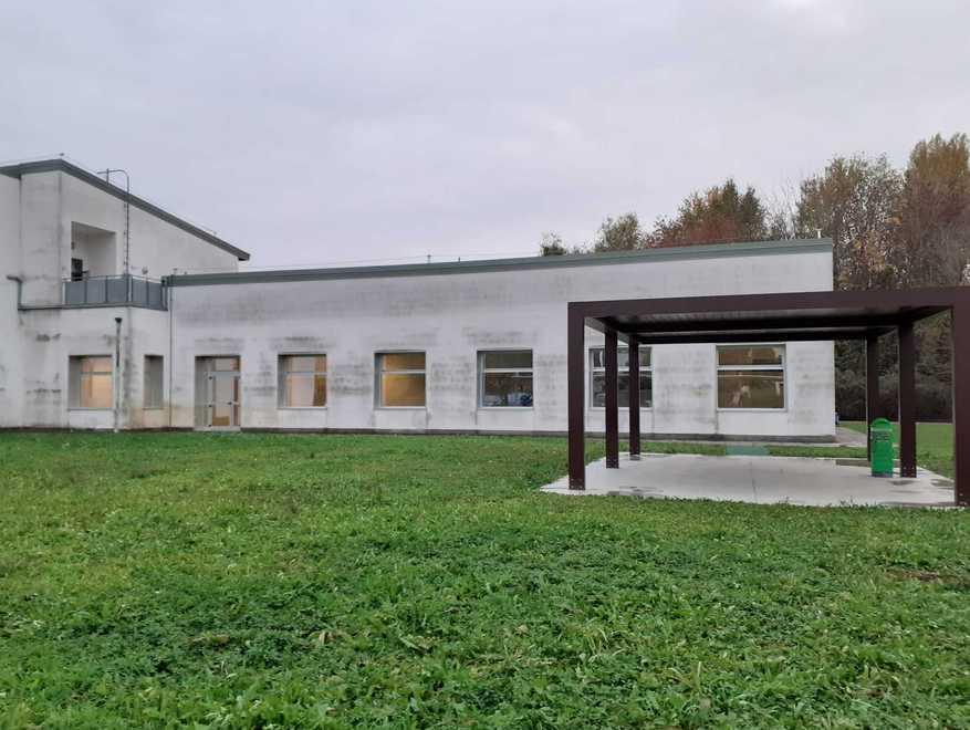 Bambini e genitori disegnano il bosco in un murale alla San Francesco 