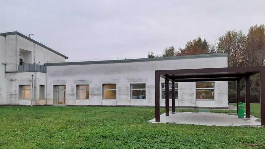 Bambini e genitori disegnano il bosco in un murale alla San Francesco