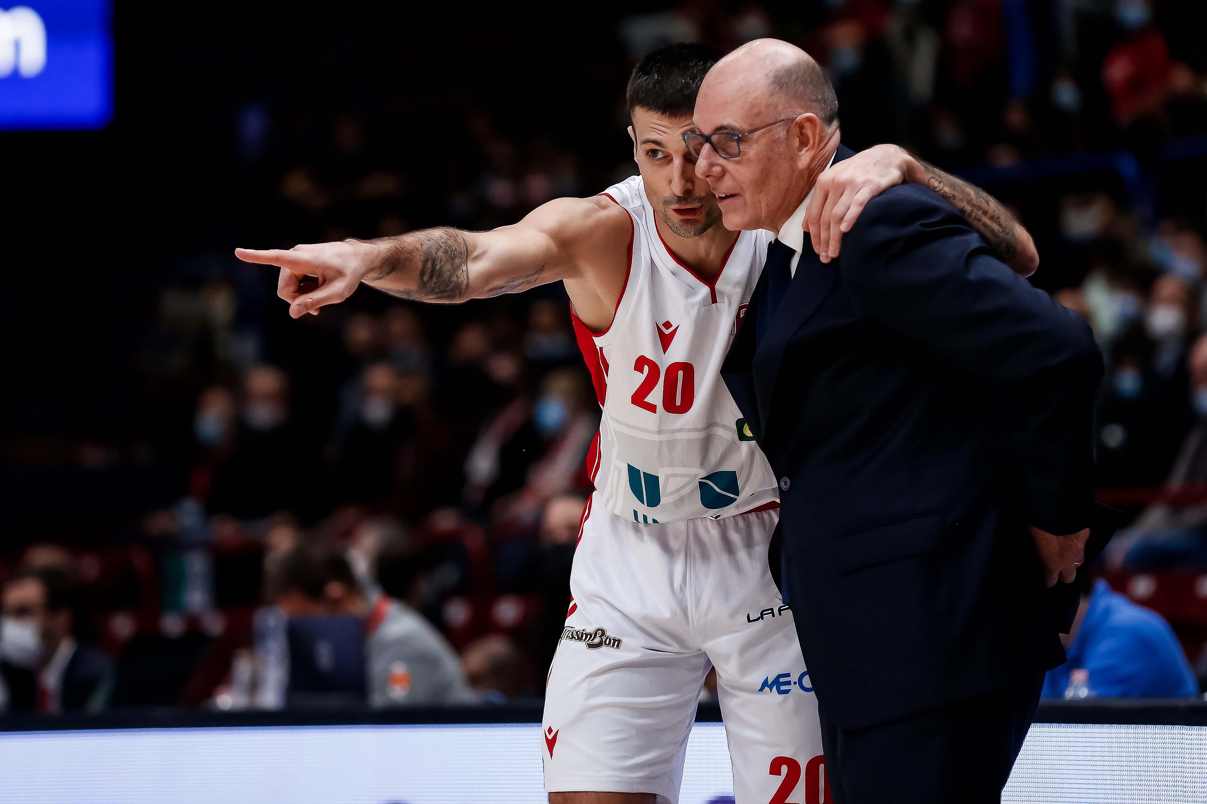 L'allenatore biancorosso Attilio Caja con Andrea Cinciarini, ex di turno al Forum