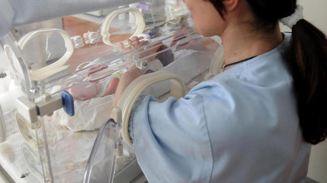 Neonato ogliastrino col Covid grave in ospedale, genitori positivi no vax