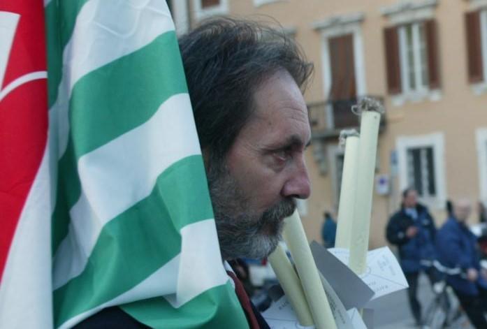 Daniele Corsi in una foto del 2003: in piazza Civica per un corteo cittadino (Pentafoto archivio Il Tirreno)