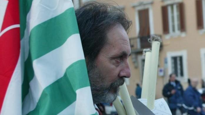 Daniele Corsi in una foto del 2003: in piazza Civica per un corteo cittadino (Pentafoto archivio Il Tirreno)