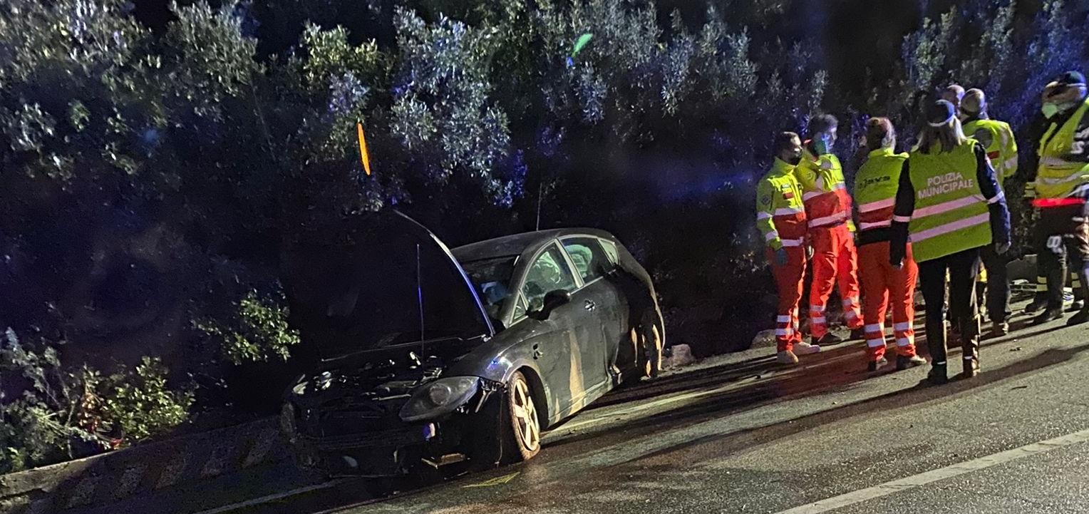 L'auto distrutta a bordo strada