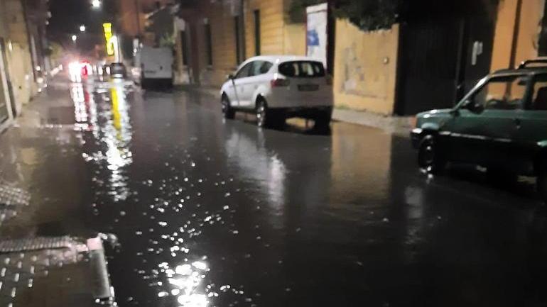 Piove forte un paio di ore e Viareggio si ritrova allagata