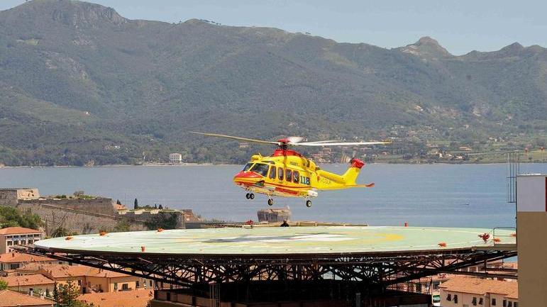 Cade dal lucernario, grave una trentasettenne