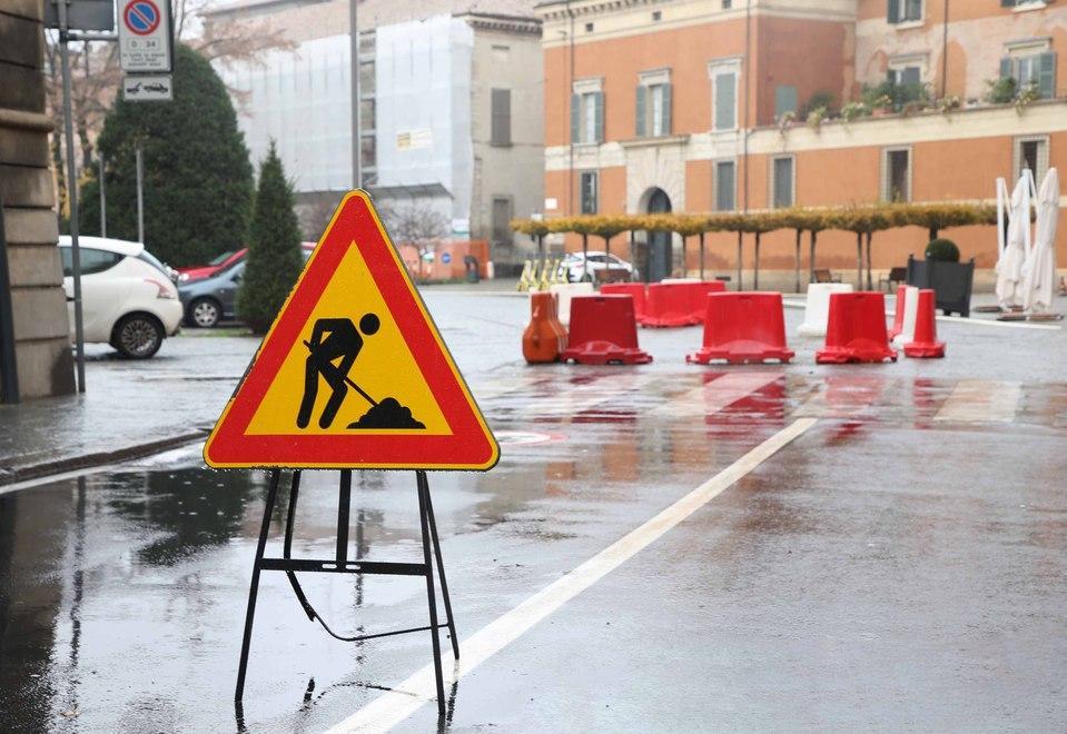 Nuovi lavori in piazza Roversi «Perché è già tutto rotto?»