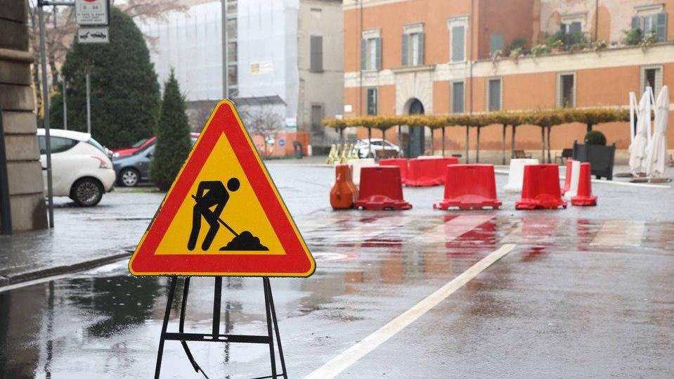 Nuovi lavori in piazza Roversi «Perché è già tutto rotto?»