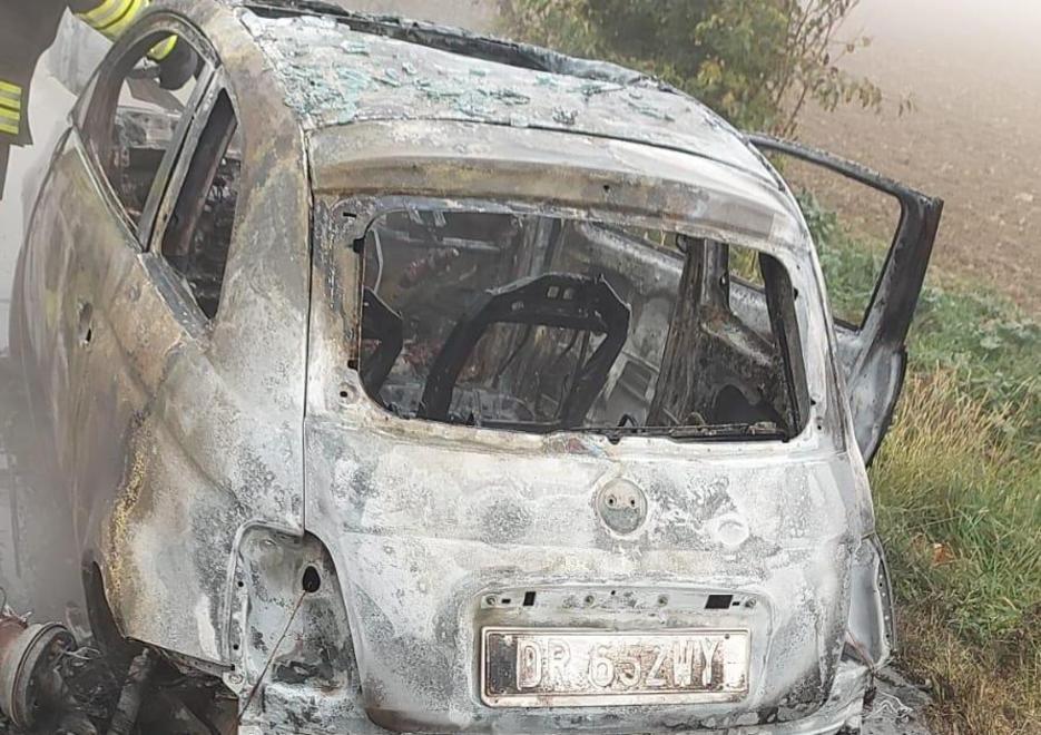 Auto in fiamme in via Lidi