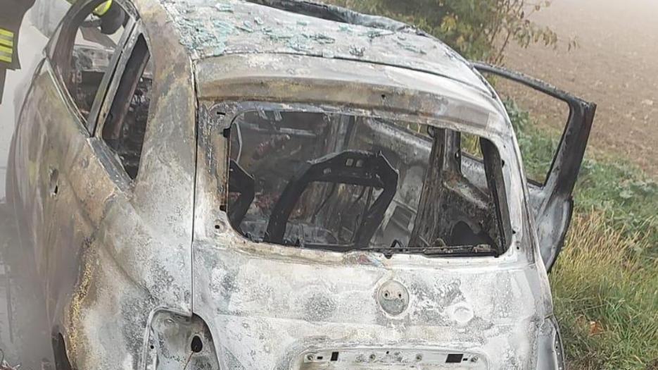 Auto in fiamme in via Lidi