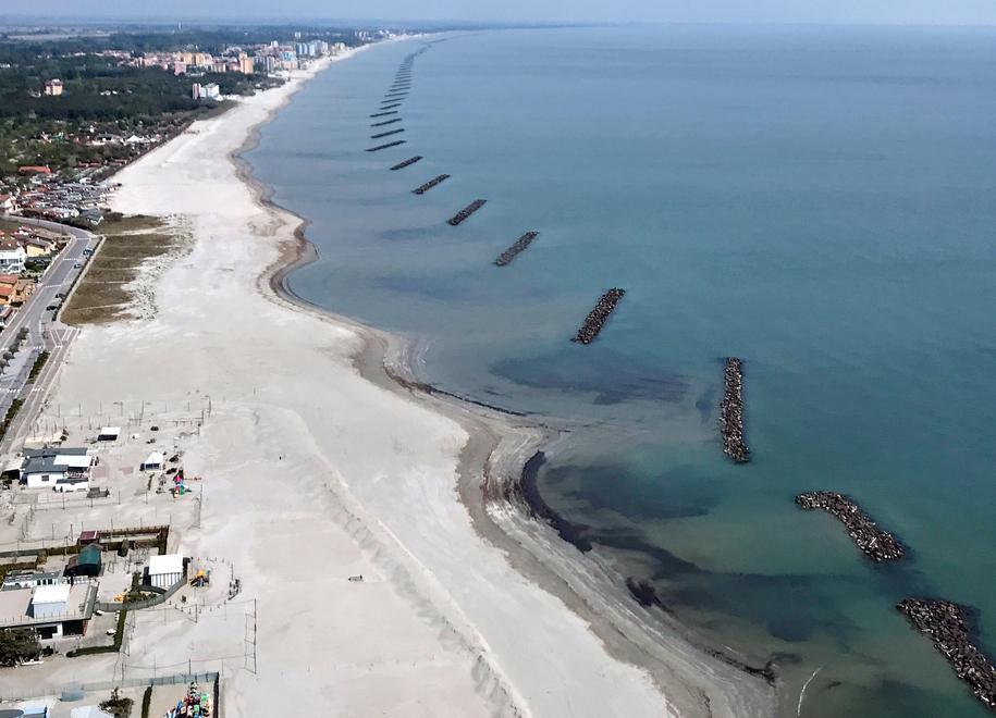 Il mare rompe gli schemi e così la costa grida aiuto 