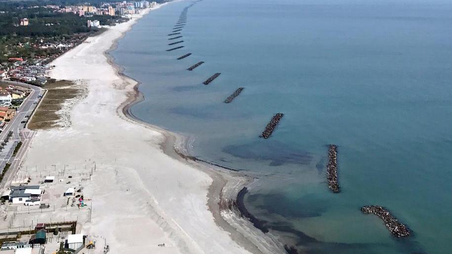 Il mare rompe gli schemi e così la costa grida aiuto