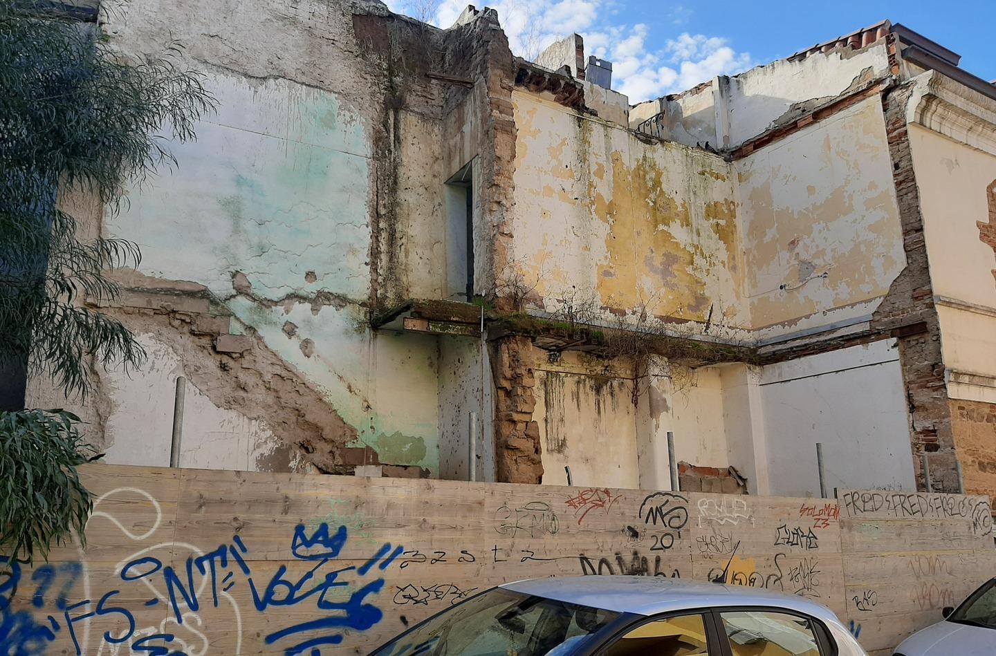 Il declino del centro tra crolli e case pericolanti 