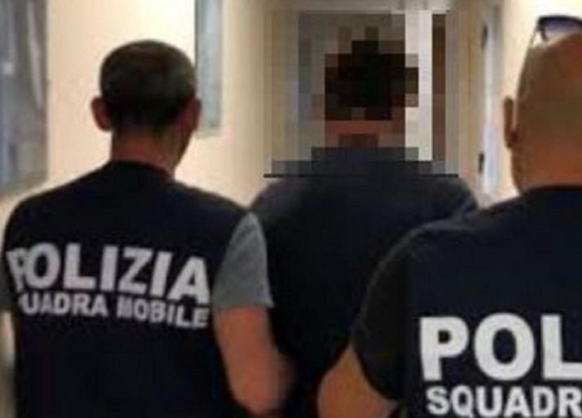 Due agenti della Squadra mobile durante un arresto (foto d'archivio)