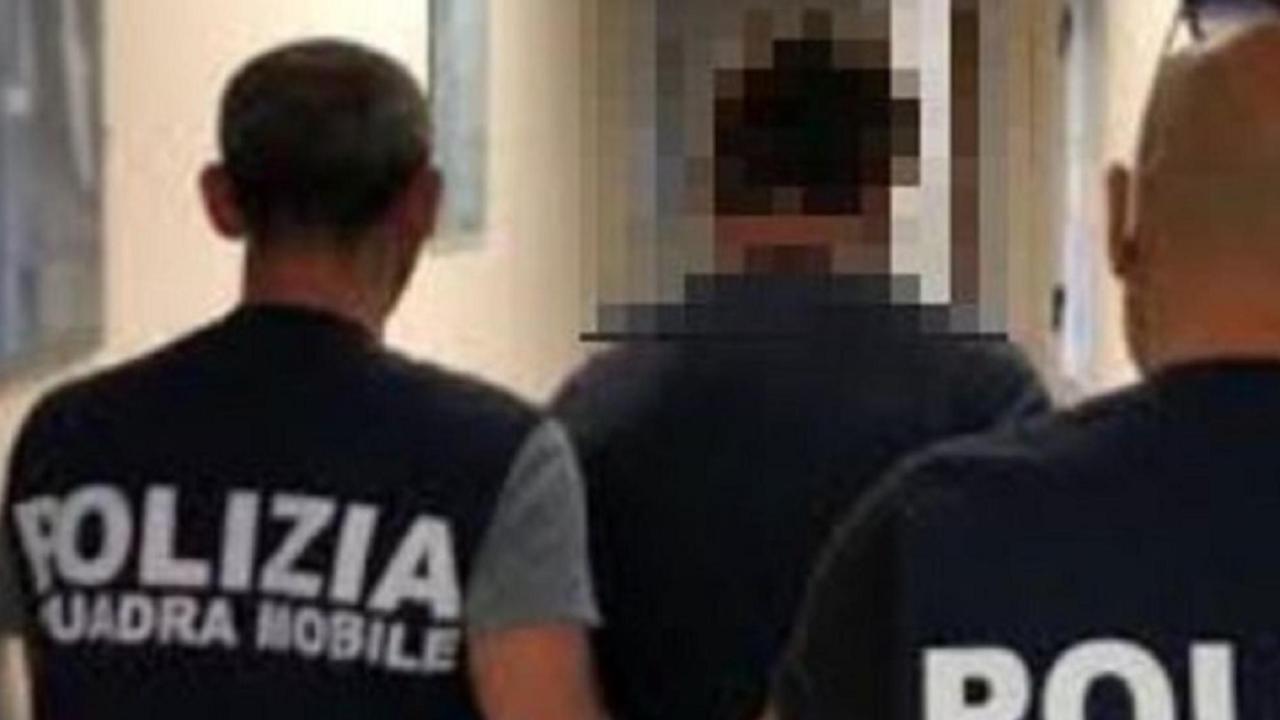 Due agenti della Squadra mobile durante un arresto (foto d'archivio)