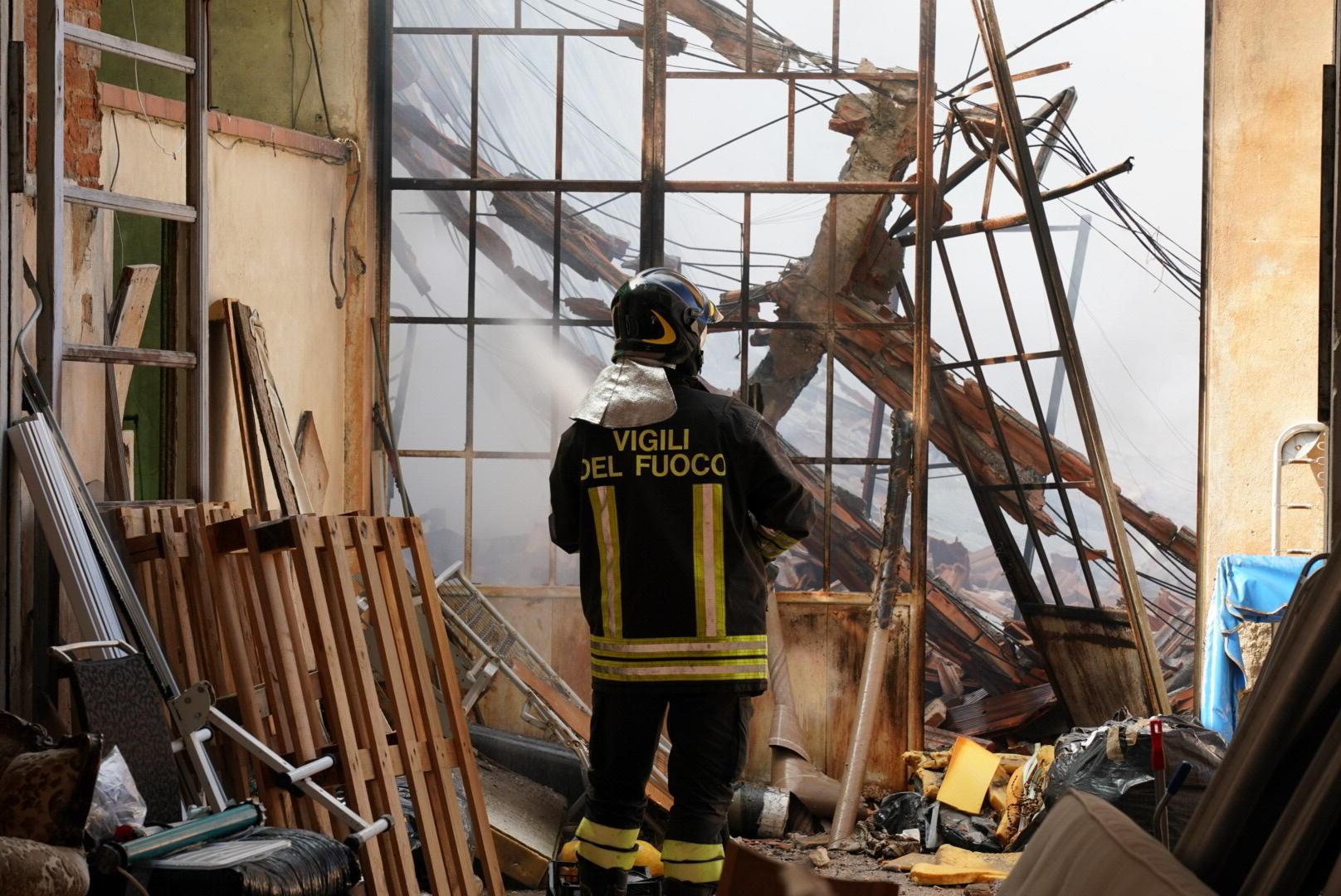 Le operazioni di spegnimento dell’incendio divampato nella tappezzeria Doveri a Selvatelle lo scorso 23 settembre