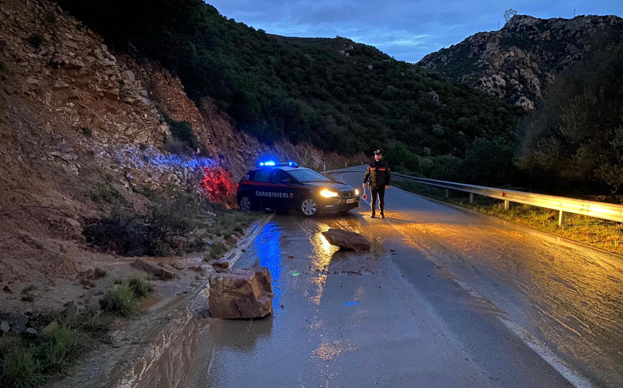 I grossi detriti sulla strada Teulada-Domus de Maria